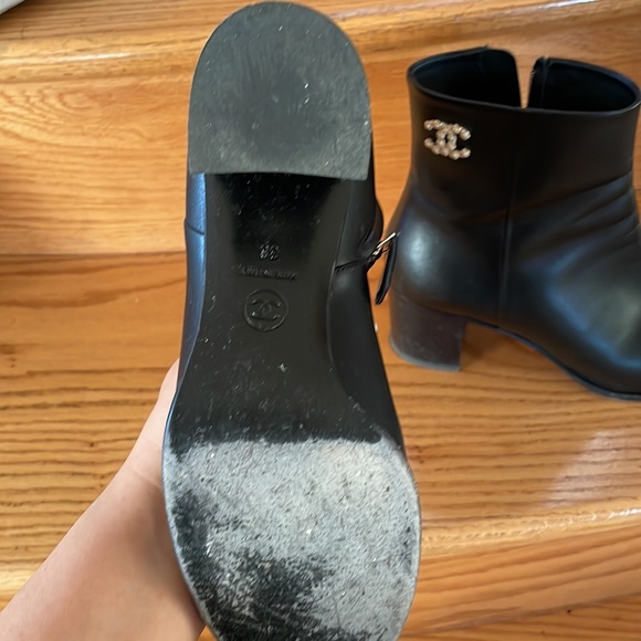 Chanel heeled leather ankle boots - Picture 2 of 5